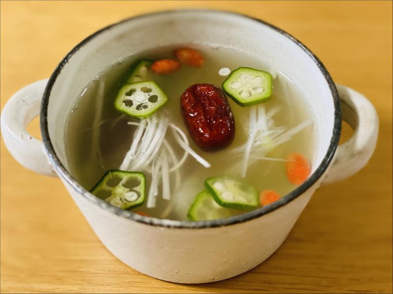 梅雨時の食材をたくさん使った薬膳スープです。