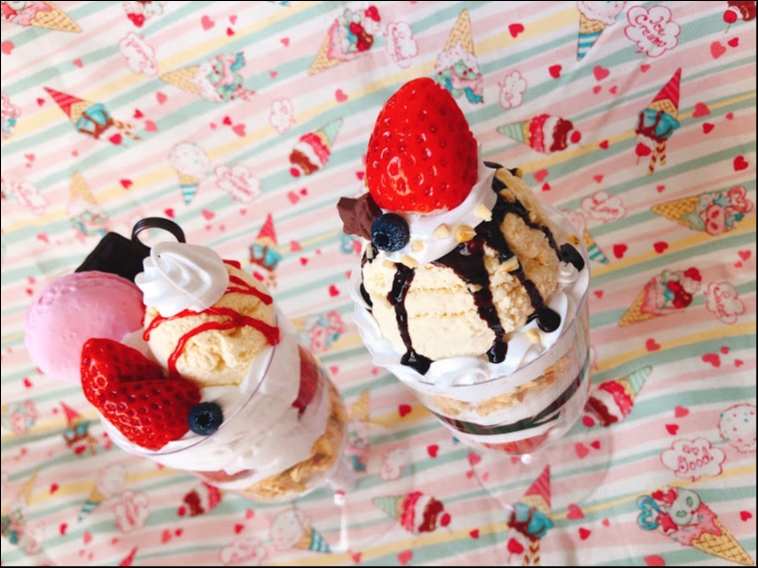 ホイップをしぼって好きなパーツをデコレーション♪