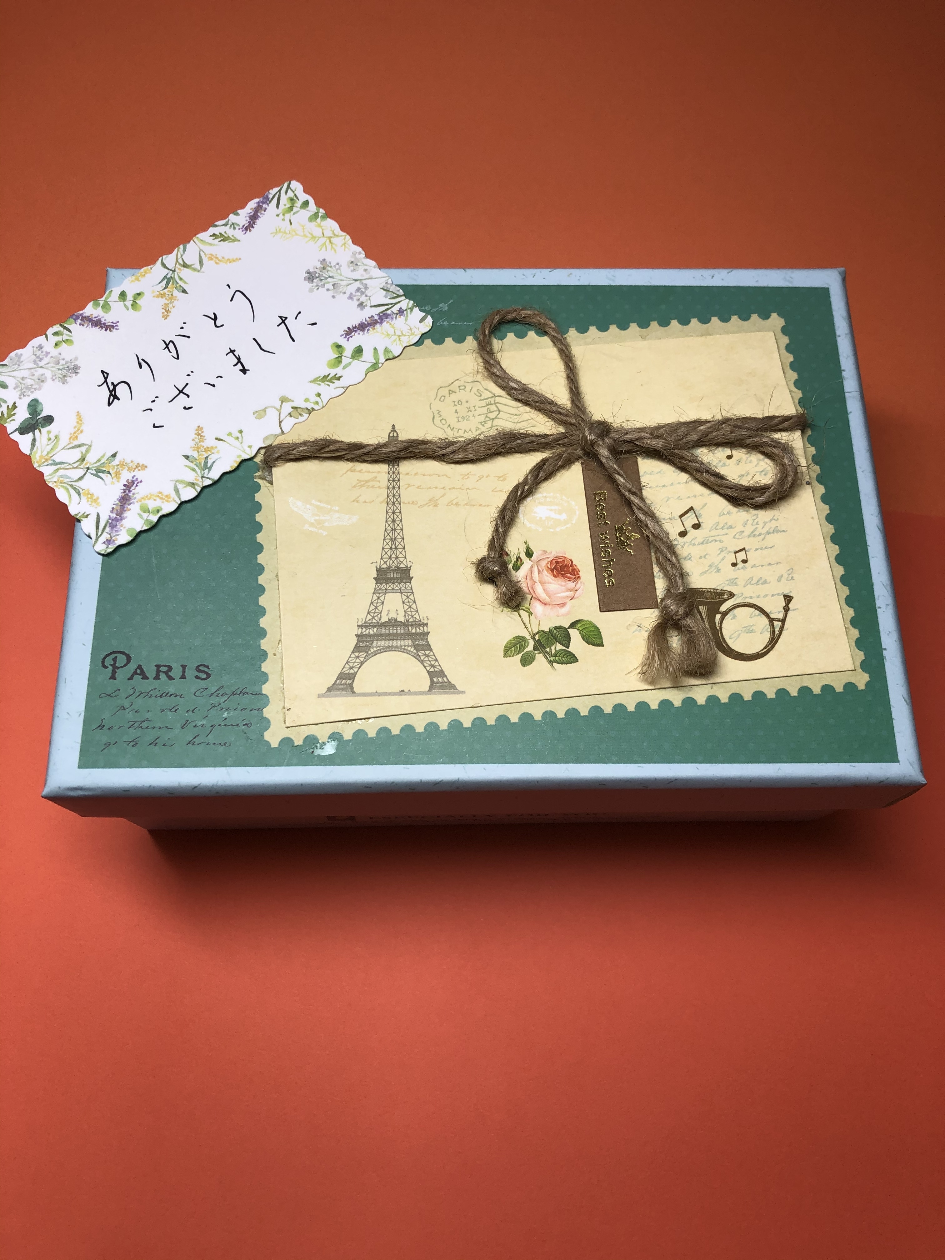 手書きのメッセージカードを貰うと嬉しいものです。
普段より丁寧に心を込めて書くだけで文字は劇的に変わります。