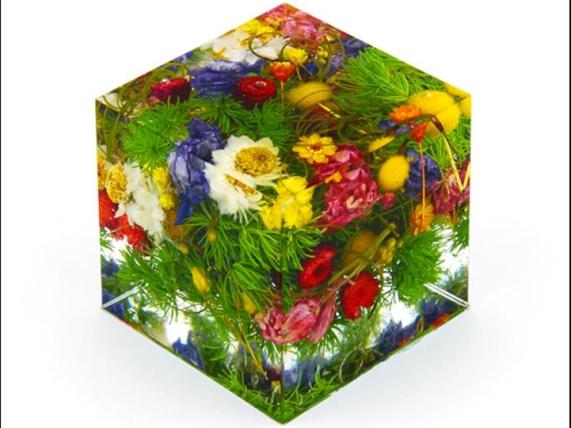 カラフルな本物のお花を入れてクリスタル・アートリウム®も作れます

※お写真はイメージです
