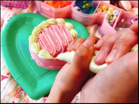 ホイップを小物ケースにすぼります♪
お子様は一緒にホイップを絞ったり、ご希望があれば私がホイップを絞られていただきます♪