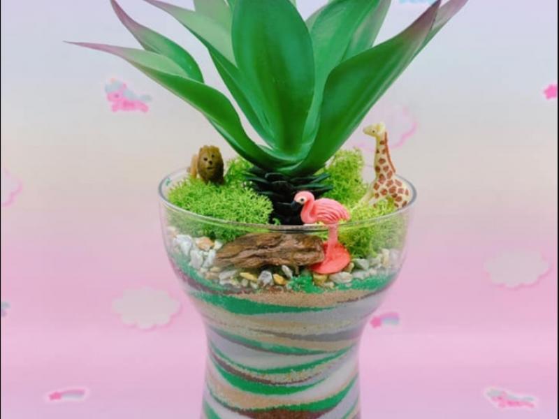 B。サファリバージョン

Angelica Babyレッスン限定で光る砂とフィギア1個プラスできます！！
プロ用の色砂で何層にも積み重ねて色鮮やかなデザインを創り
動物や植物などで飾りつけジオラマを創り、芸術的なアート作品を作る講座です

