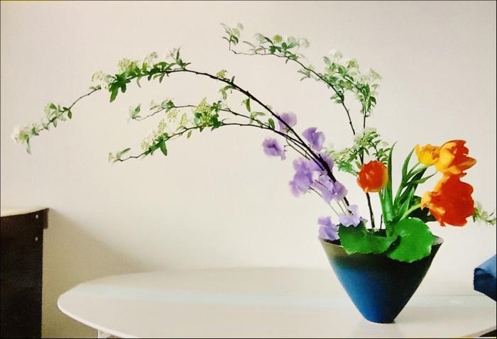 ＊基本傾真型 盛り花＊ コデマリを左にぐっと傾け、チューリップとシックな紫色のスイトピーで、華やかで春らしい作品。花器とのバランスも抜群。講師作。