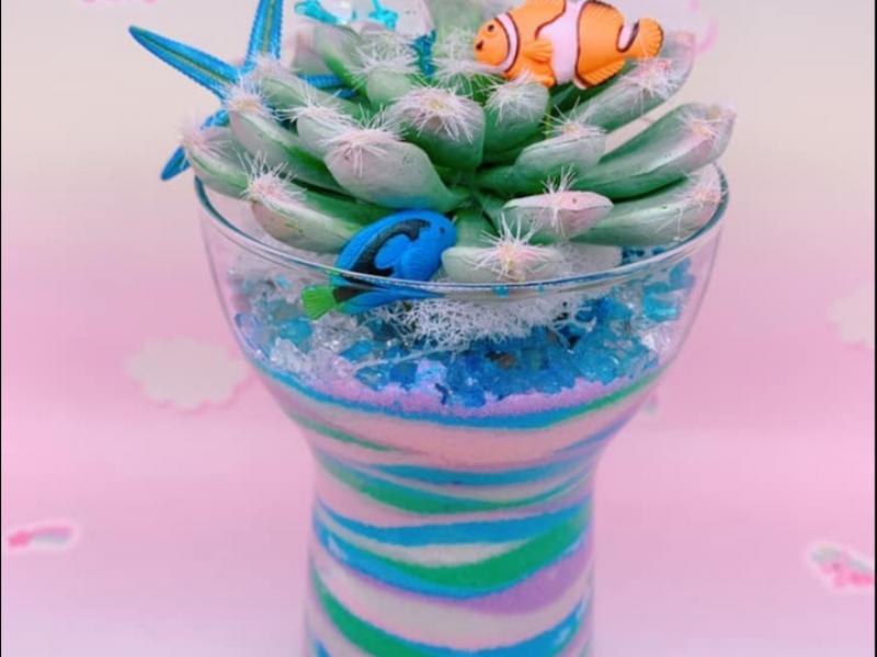 A。シー（海）バージョン

Angelica Babyレッスン限定で光る砂とフィギア1個プラスできます！！
プロ用の色砂で何層にも積み重ねて色鮮やかなデザインを創り
動物や植物などで飾りつけジオラマを創り、芸術的なアート作品を作る講座です
