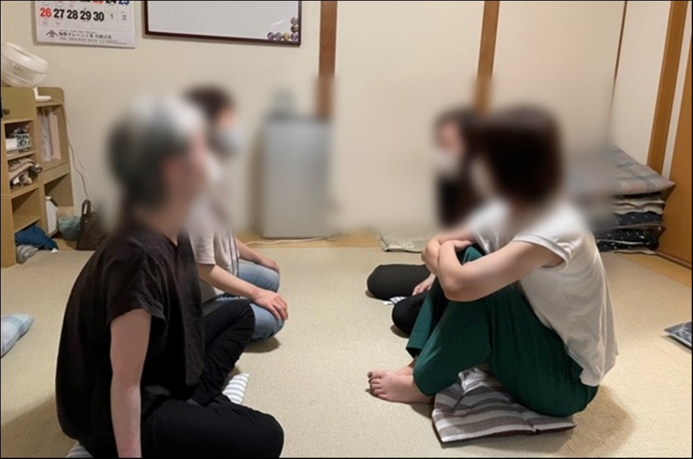 当ワークショップでは、社会で起きる様々な場面を毎回設定して、
会話をしていきながら、会話というものに慣れていきます。
また、会話を通して「人」と「自分」を知り、このワークの参加者同士の関係を
築いていきます。実際の社会で行う、人間関係の作り方を実践で学びます。