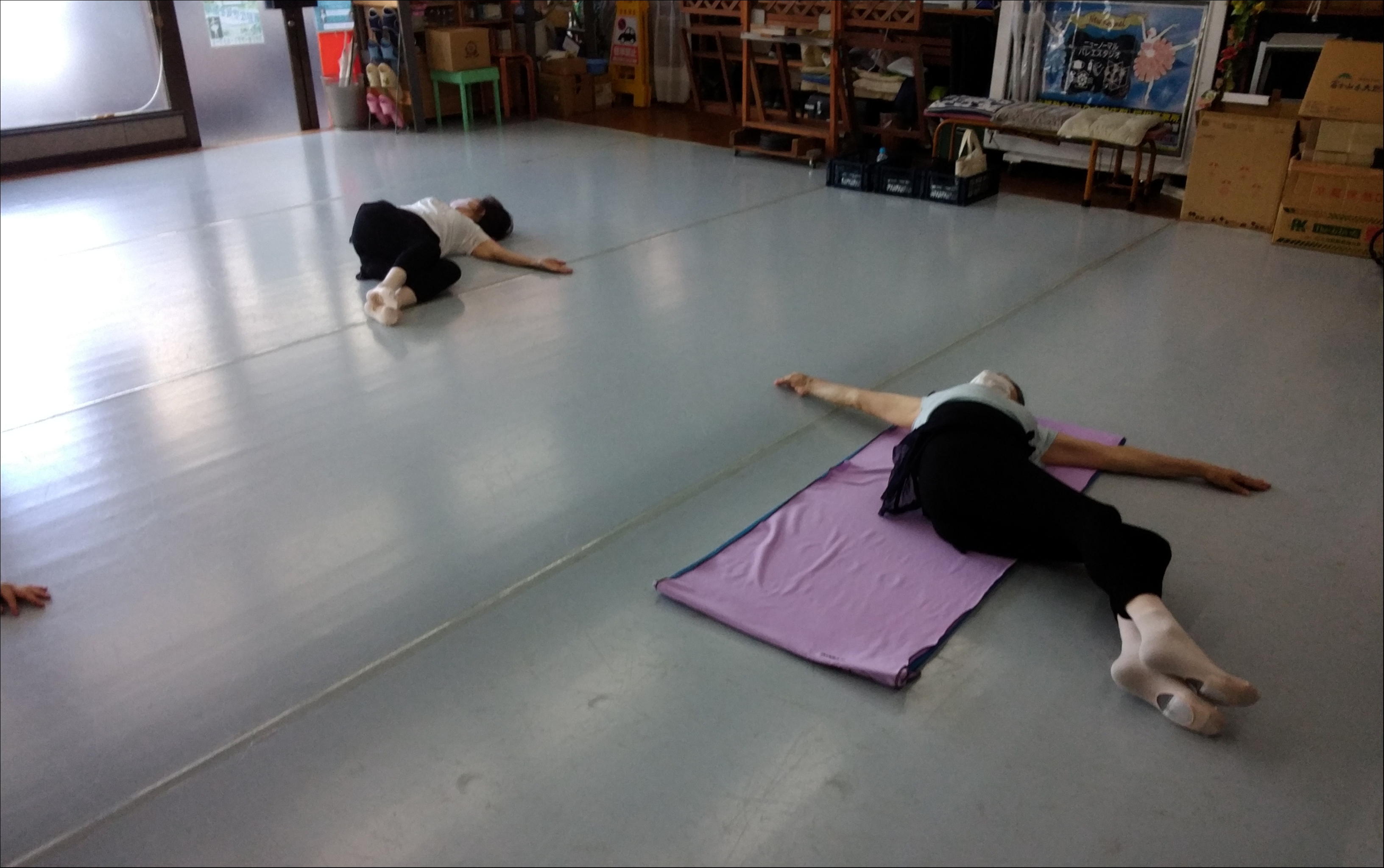 床に寝てストレッチや腹筋で体を整えます。