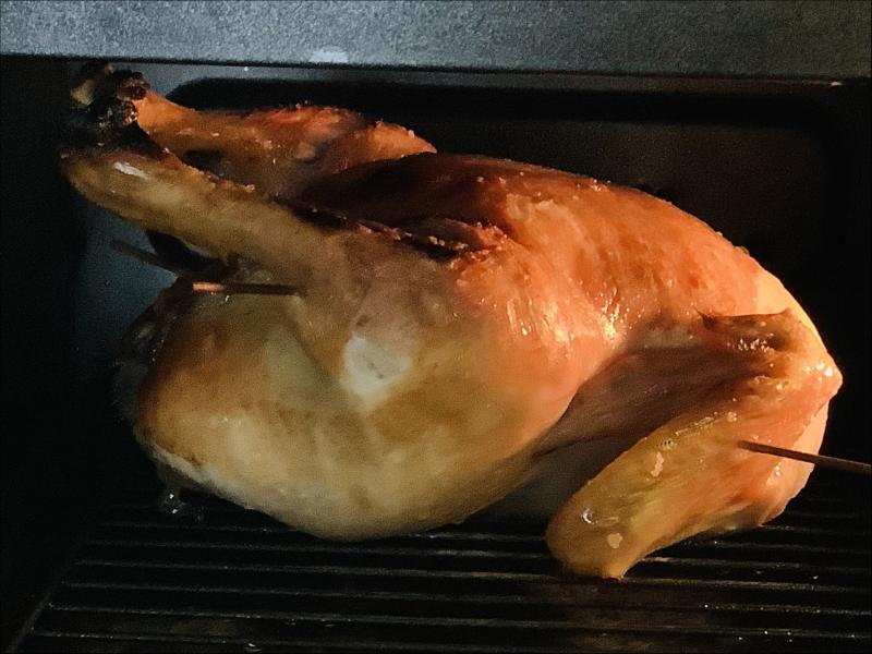 鶏一羽を丸ごとオーブンで焼きます！
