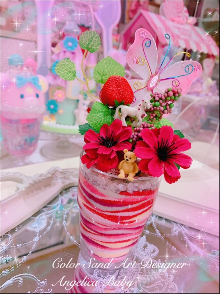 A。ユニコーン(ピンク)バージョン
Angelica Babyレッスン限定で光る砂とフィギア1個プラスかオーガンジー蝶々が選べます!!
プロ用の色砂で何層にも積み重ねて色鮮やかなデザインを創り
動物や植物などで飾りつけジオラマを創り、芸術的なアート作品を作る講座です