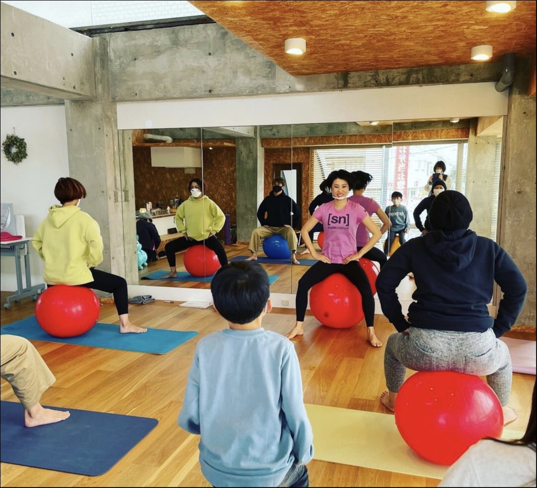 ボールに座る姿勢は、日常生活でも意識できる正しい姿勢です。また、弾むことで息がすこし上がる有酸素運動ができます。音楽にあわせて弾むのでリフレッシュもできると好評です。
