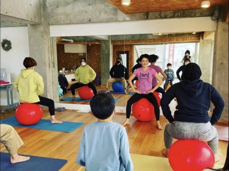 ボールに座る姿勢は、日常生活でも意識できる正しい姿勢です。また、弾むことで息がすこし上がる有酸素運動ができます。音楽にあわせて弾むのでリフレッシュもできると好評です。