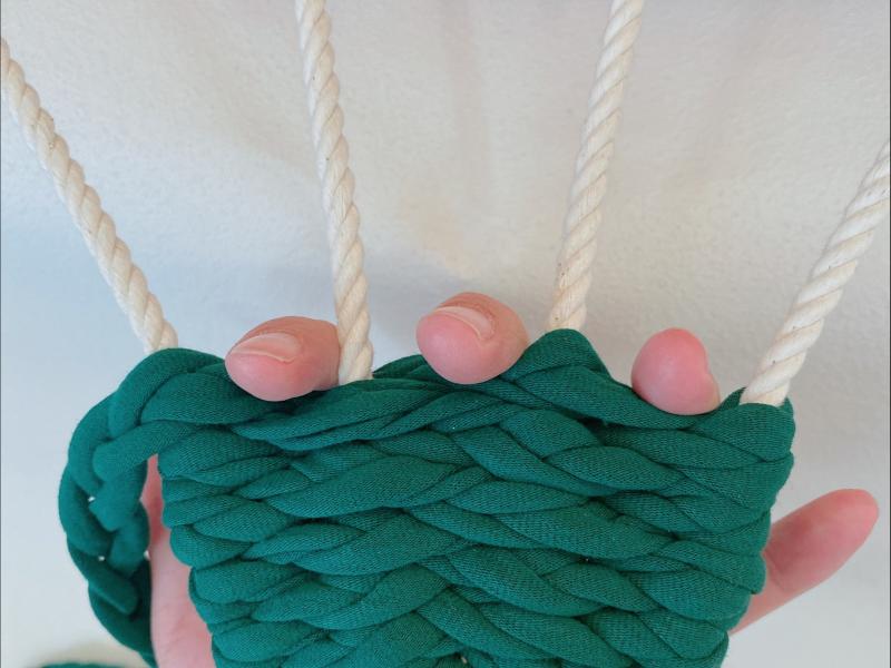 1本の白い綿紐(もしくはPPロープ）をかけ、ヤーンで編んでいきます。初めの編み工程がやや難易度高めですが、そこをクリアすると、あとは同じように１段づつ編み進めていいきます！