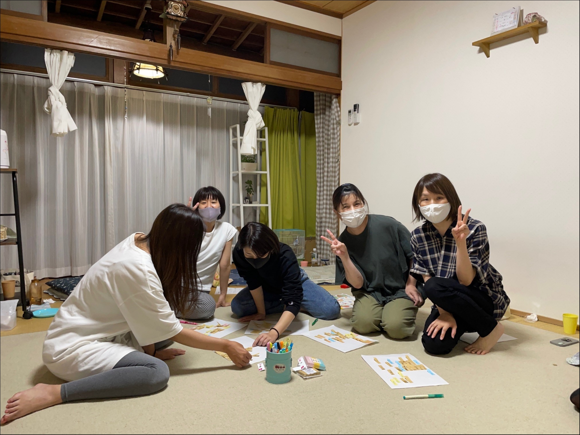 <レッテルツリーについて>
自分ってどんな人間なのか、
「自分」とひと言で表しても、いろんな「自分」がいますよね?
このワークでは、お互いにレッテルを貼り合って、人から「自分」が
どんな風に見えているのか整理していきます。
普段あまりいい意味で使われない『レッテルを貼る』をやってみることで、
自分でも気付かない自分自身に出会えるかもしれません。
どんな花が咲き、どんな実がなるのか、はたまたどんな根っこが潜んでいるのか、
それはレッテルを貼ってからのお楽しみ!