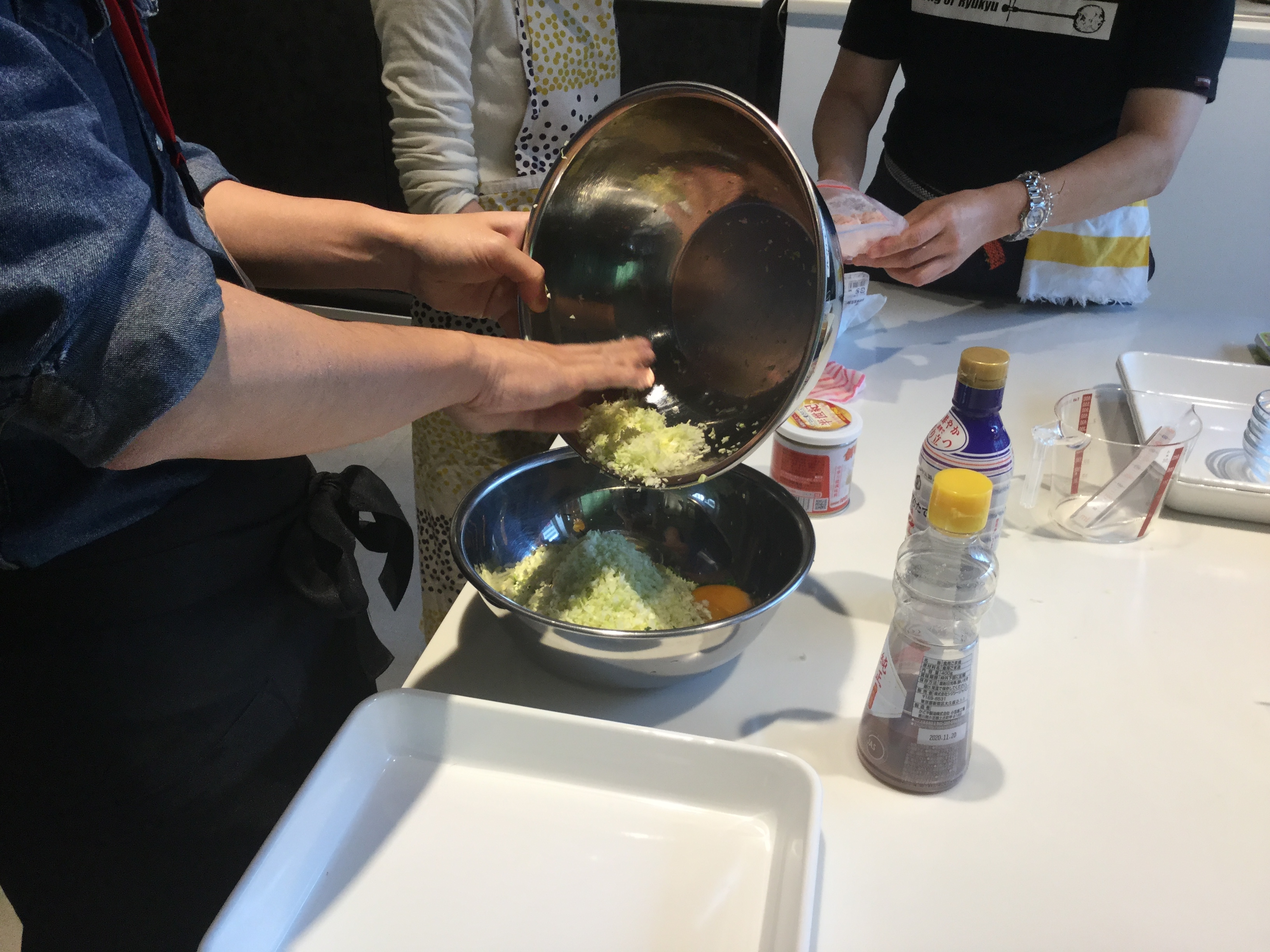材料を混ぜます。
にんにくやしょうがは入っていませんが、野菜たっぷりの優しい味でお子さんからご年配の方まで喜んでいただいています。