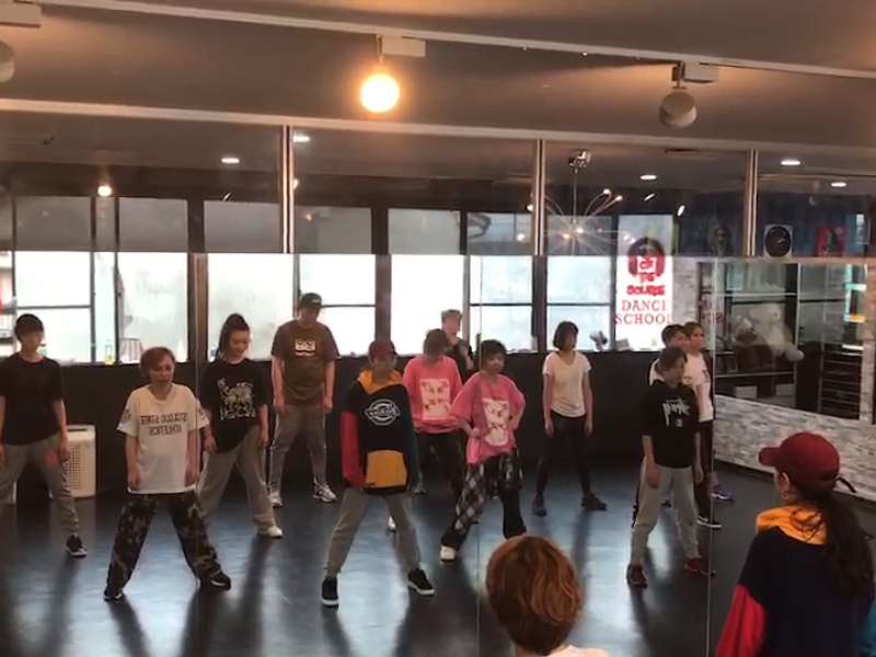 お気に入りのウエアで気分を上げて楽しくダンス!
(実際レッスンは少人数です)