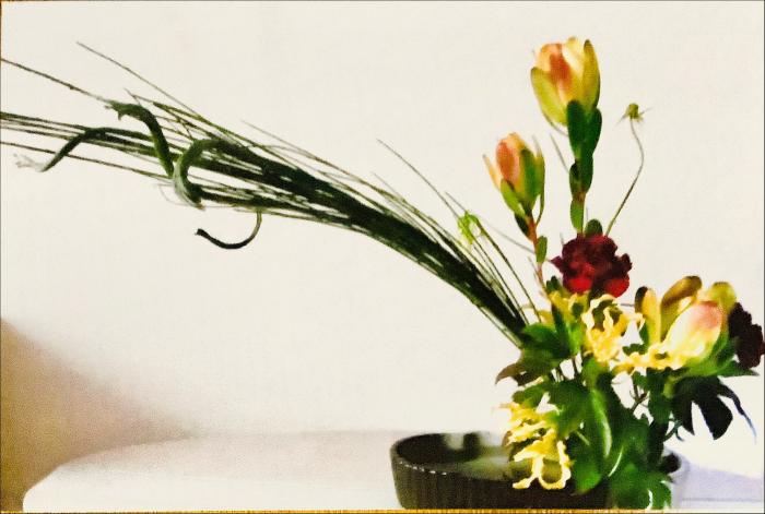 ＊基本傾真型 盛花＊  草月の基本型の代表的な生け花。講師作
春の花材を使っています。