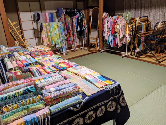 この部屋にて織りを楽しむことが出来ます。
織り機も全部で10台くらいありますので、
親子やお友達同士でなど、グループでの体験も可能です。
そして私がその手織りにて製作販売しております
様々な商品も常時置いております。