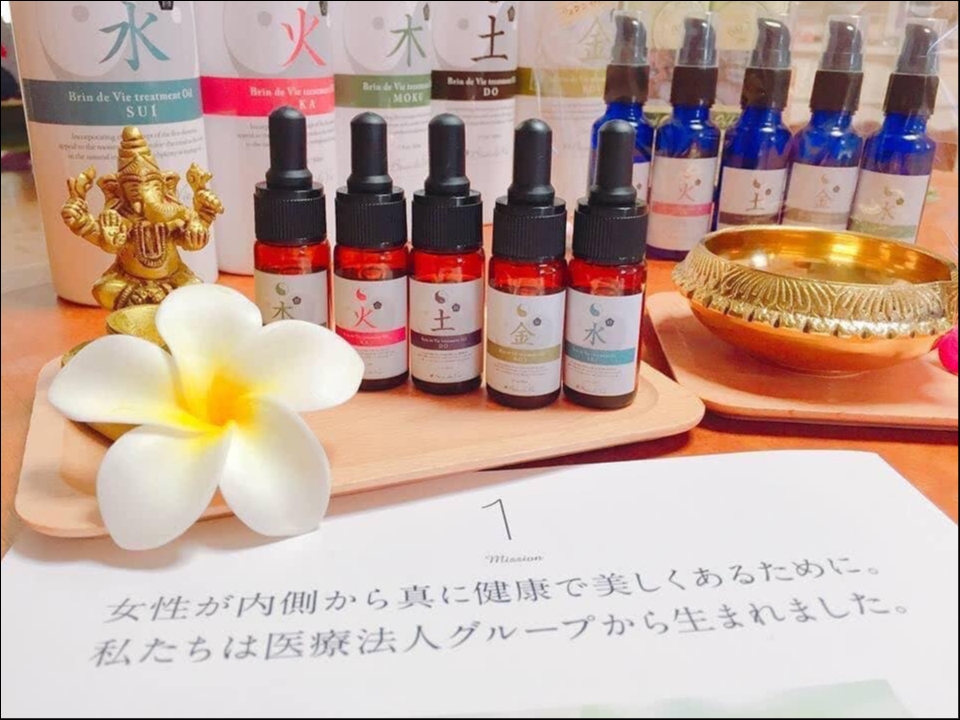 漢方やアロマ配合のマッサージオイルを使用。
中医学の陰陽五行論では、身体の機能を「肝・心・脾・肺・腎」の五つに分けて体質を論じます。
体調のチェックシートを使いながら体質別に配合したオイルを使います。