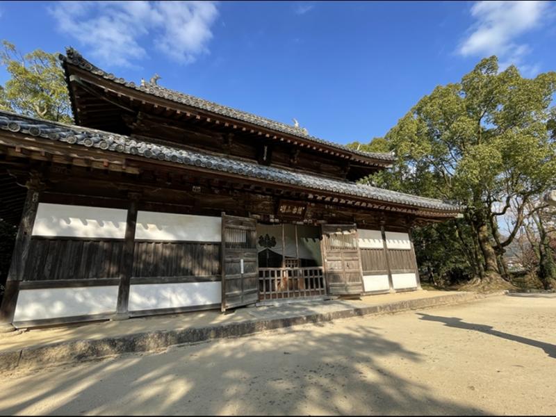 約1300年前、日本に到着した外国使節を迎える拠点が設置された古都、太宰府。
京都よりも昔に花開いた歴史と伝統があり、
美しい自然の中に、見事な寺社仏閣が多数残ります。
