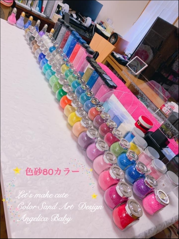 カラフルなプロ用の色砂を使います