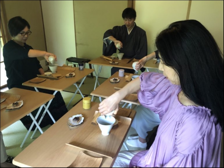 講座の様子、みなさん美しい所作で美味しいお茶を淹れられるようになります。