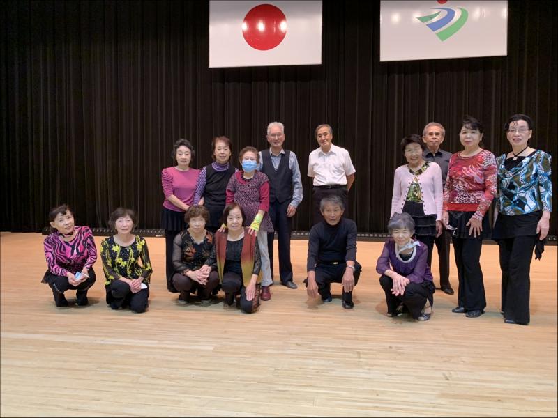 神埼シルバーダンスサークルさんの集合写真です。神埼シルバーダンスサークルさんは、現在神埼市を中心に17名の方々が活動されてあります。明るく、楽しく、和気あいあいと活動されてあります。
