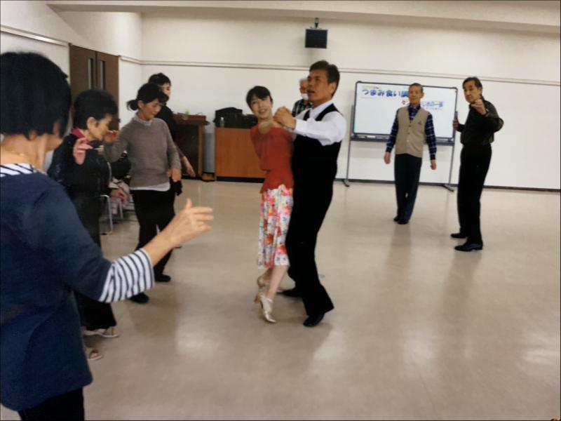 神埼市のつまみ食い講座がありました。講座名は「初めての社交ダンス」です。活動風景(タンゴ)の写真になります。